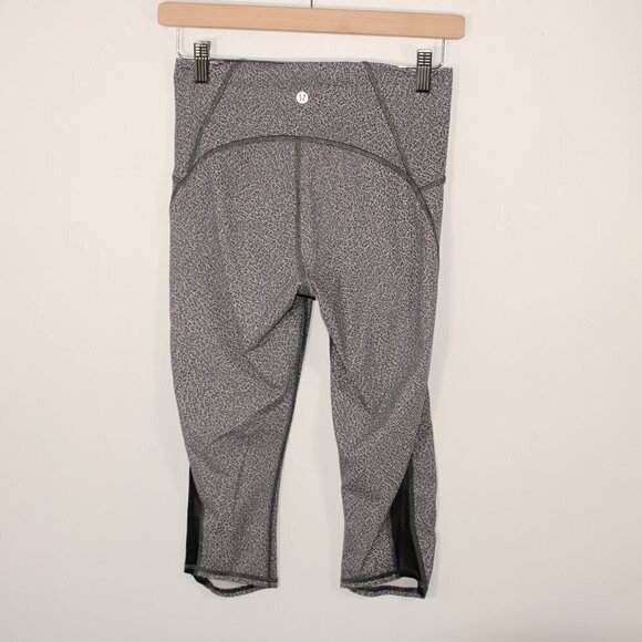 Lululemon Size 6 Train Times Crop (17") Black/White Pattern - Picture 5 of 6